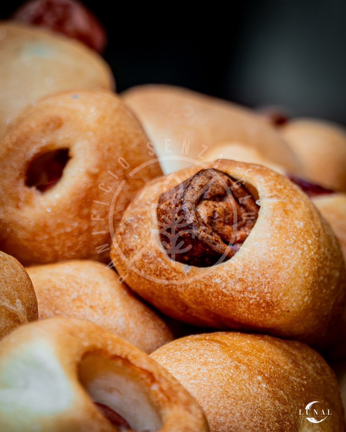 Primo piano di una pila di ciambelle con un buco nel mezzo.