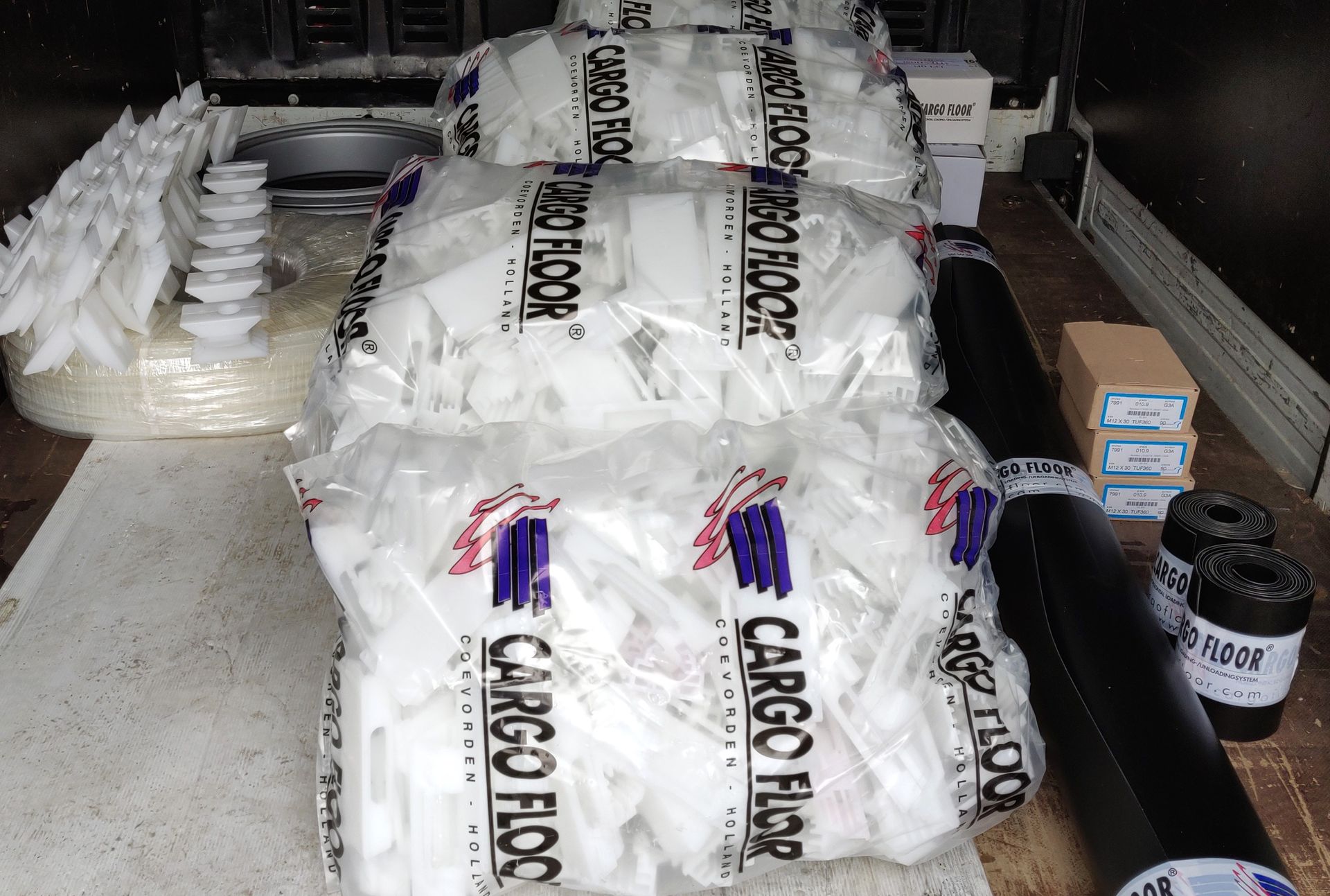 Cargofloor kustīgā grīda, walking floor, slīdņi, plastmasa, tvisters, twister, knapen, j&r grupa, jr grupa, metsatek, reisch cargofloor remonts