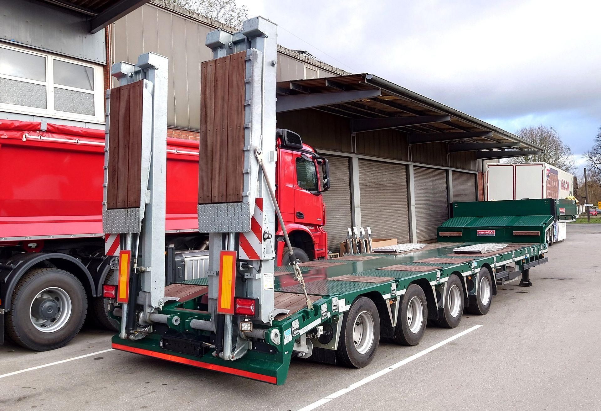 puspiekabju ražošana pēc pasūtījuma, Langendorf treileris 3 asu 4 asu, Noteboom, Faymonwille, MaxTrailer, Goldhofer, Kassbohrer, Sheuerle, Nicolas, Bodex, Wielton zemās grīdas treileris, lowbed semitrailer, piekabe tehnikas pārvadāšanai, negabarīta puspiekabe, smagsvara piekabe