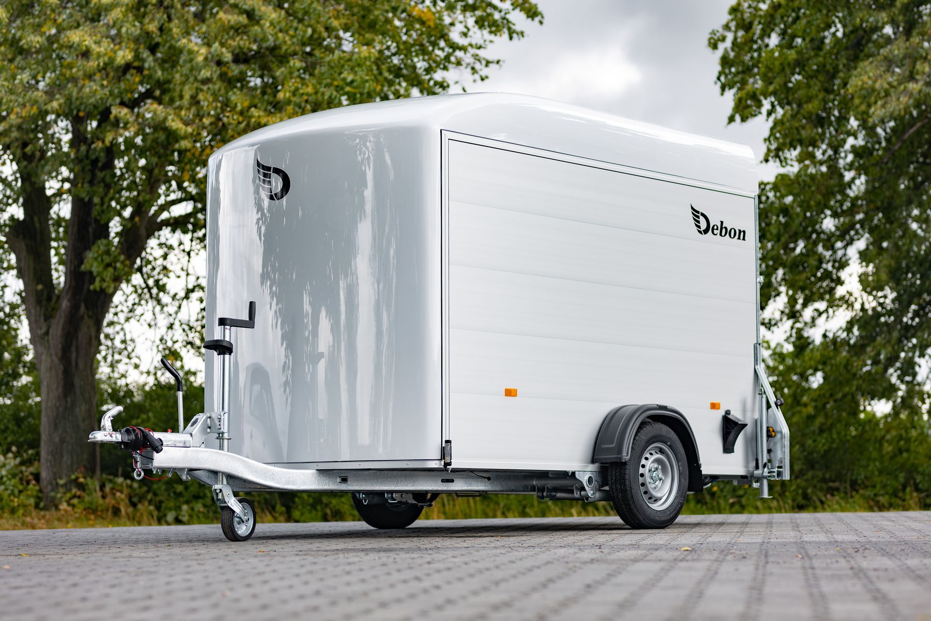 DEBON PULLMAN 2 box piekabe cargo1300, Roadster 300, Roadster 400, Roadster 2000, treileris, piekabe līdz 3500kg, vieglā auto piekabe, piekabe ar bremzēm, piekabe bez bremzēm.