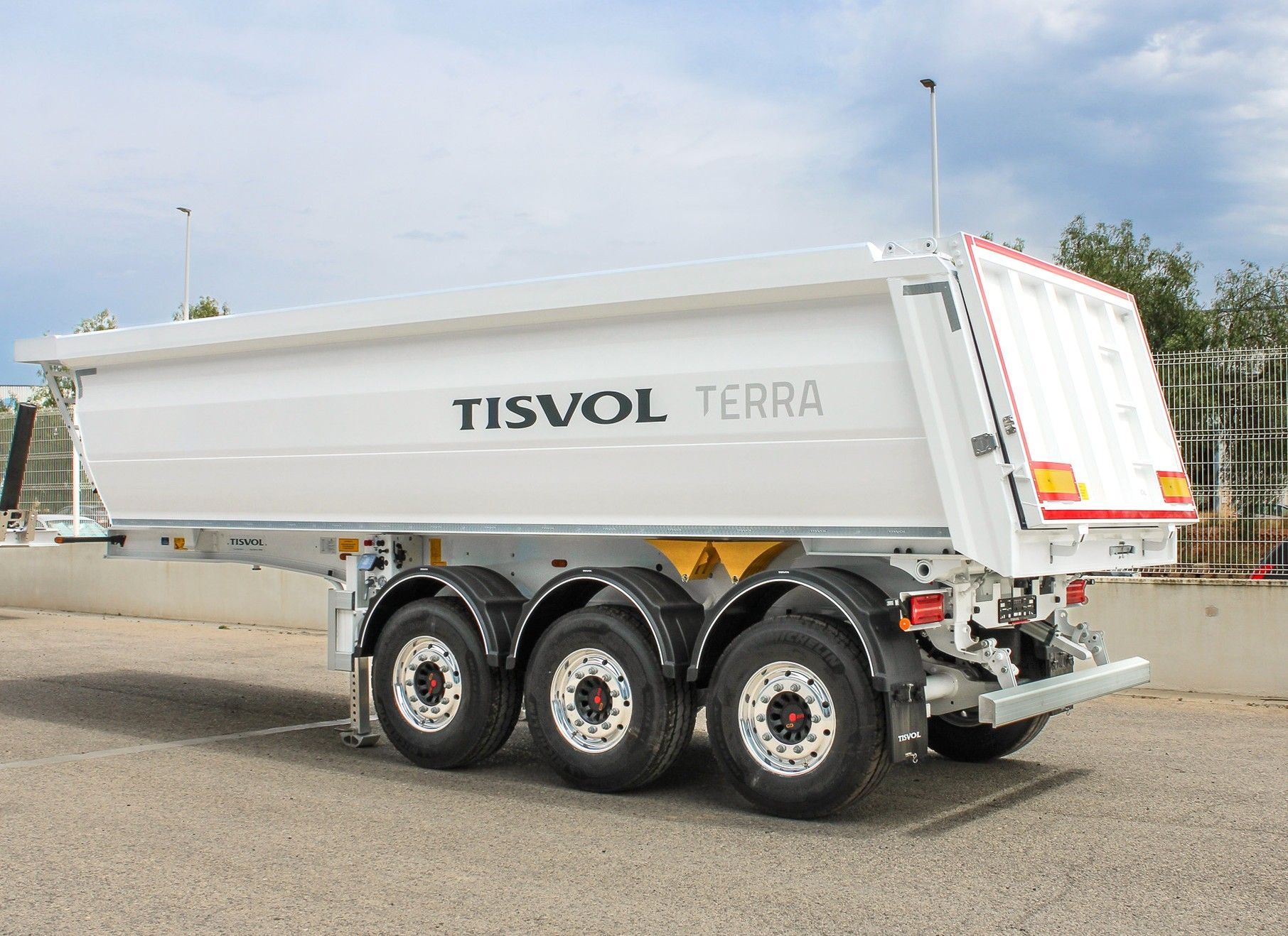 Tisvol piekabes tisvol puspiekabes, tisvol kallur savivartes pašizgāzējs, самосвал, Tisvol Terra 4800 kg benalu kempf bodex wielton schmitz light
viegla puspiekabe