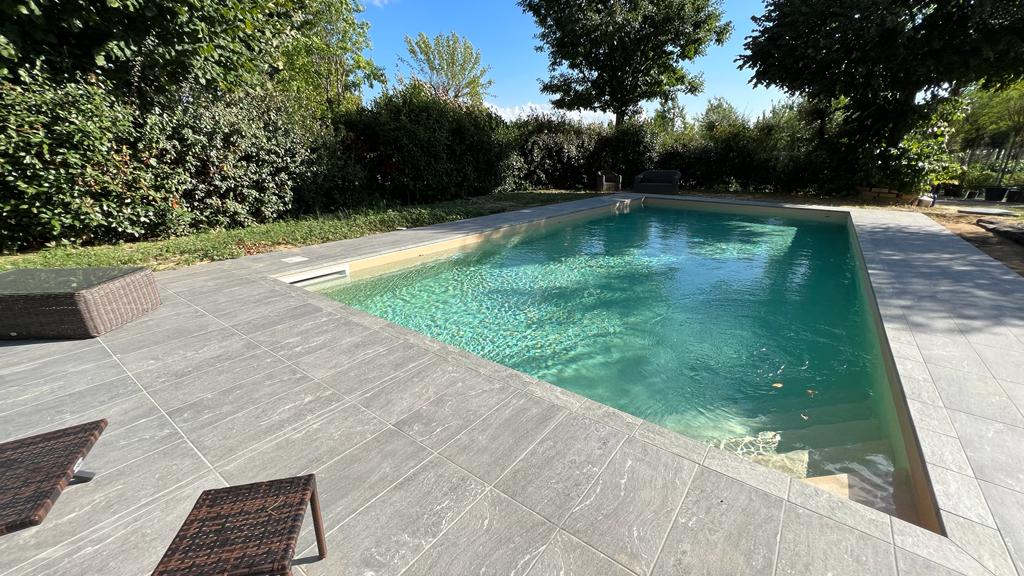 piscina in pietra bianca