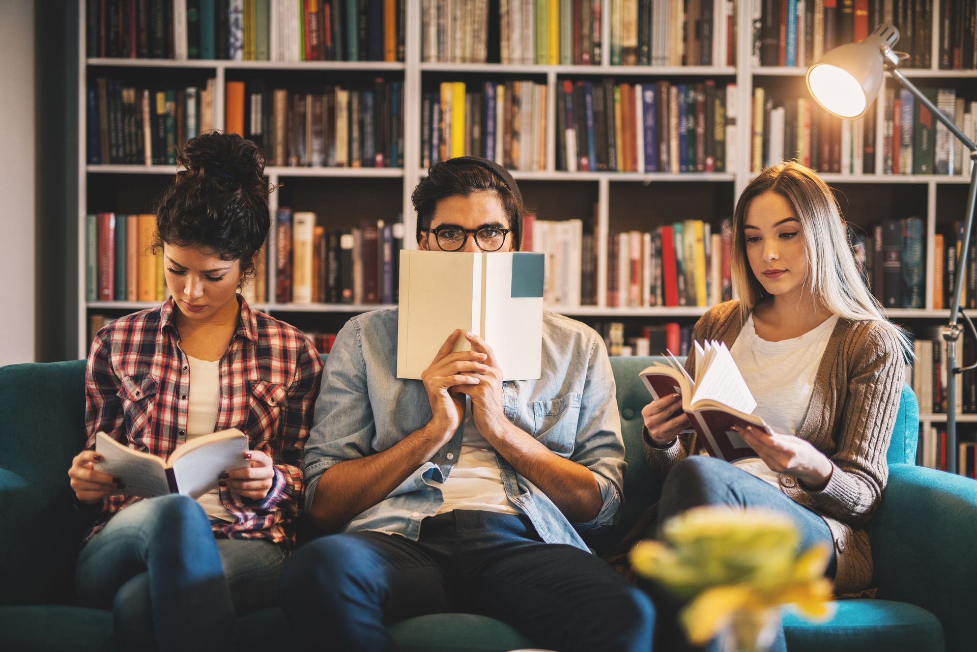 Gruppo di persone che leggono