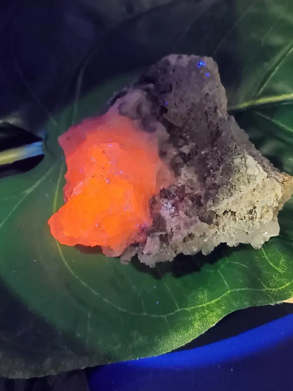 Calcite in quartz,  Uv - reactive Guangdong 104g