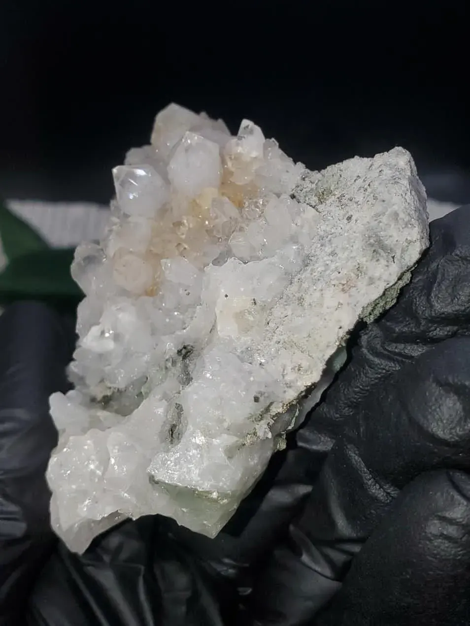 Calcite in quartz,  Uv - reactive Guangdong 104g