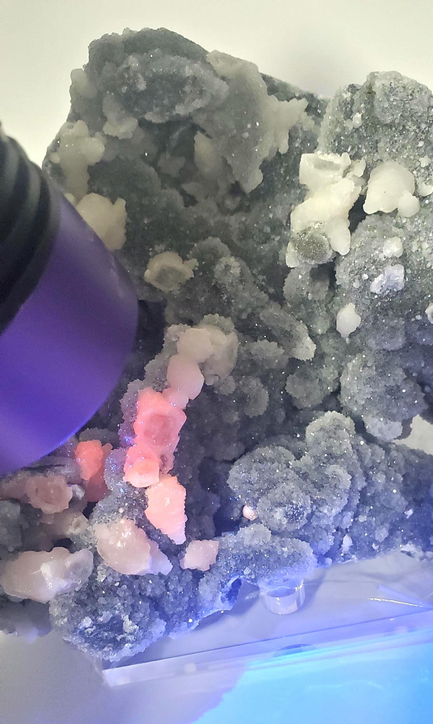 Sparkling chalcedony with pink uv reactive calcite specimen 860g (1LB 14.3oz) Fujian