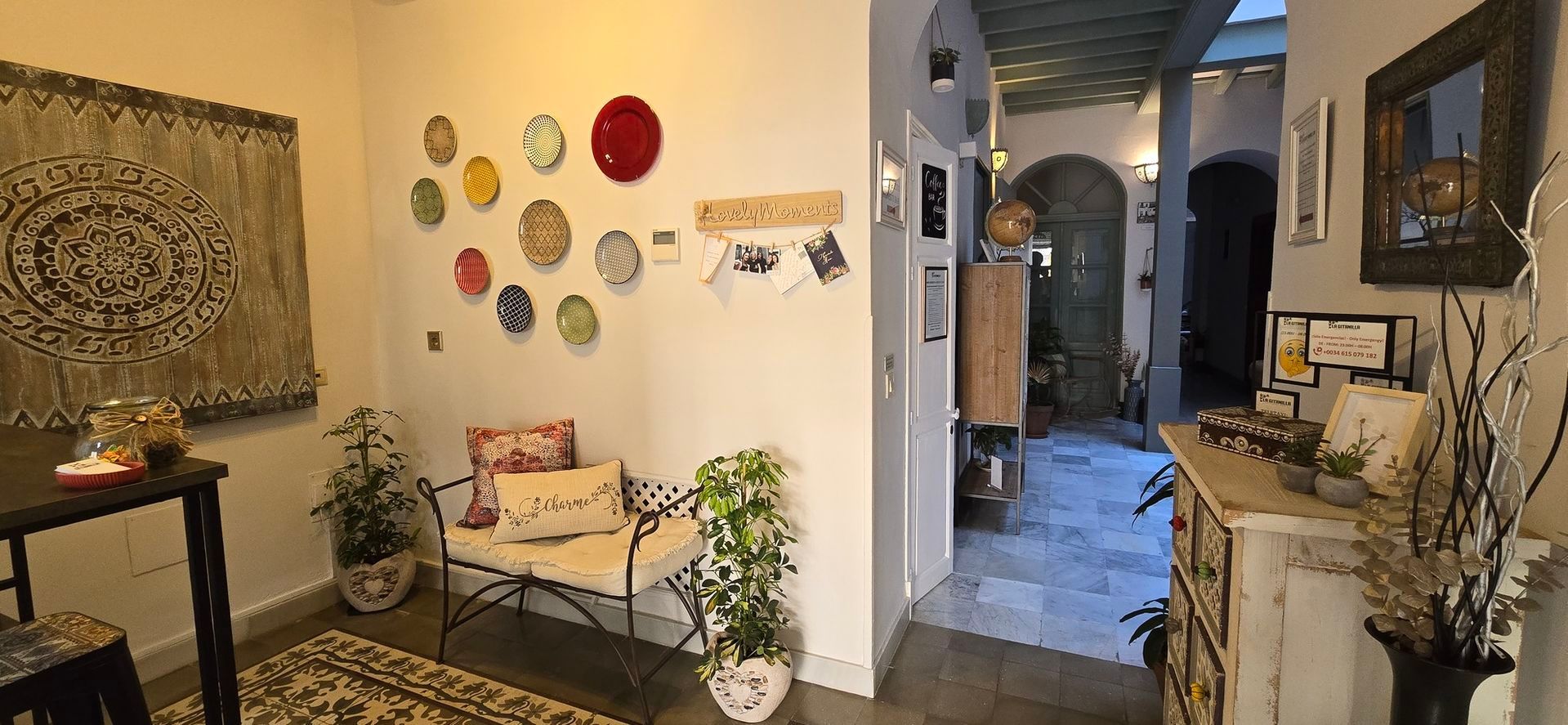 Interior de una habitación bien iluminada con decoración ecléctica. 