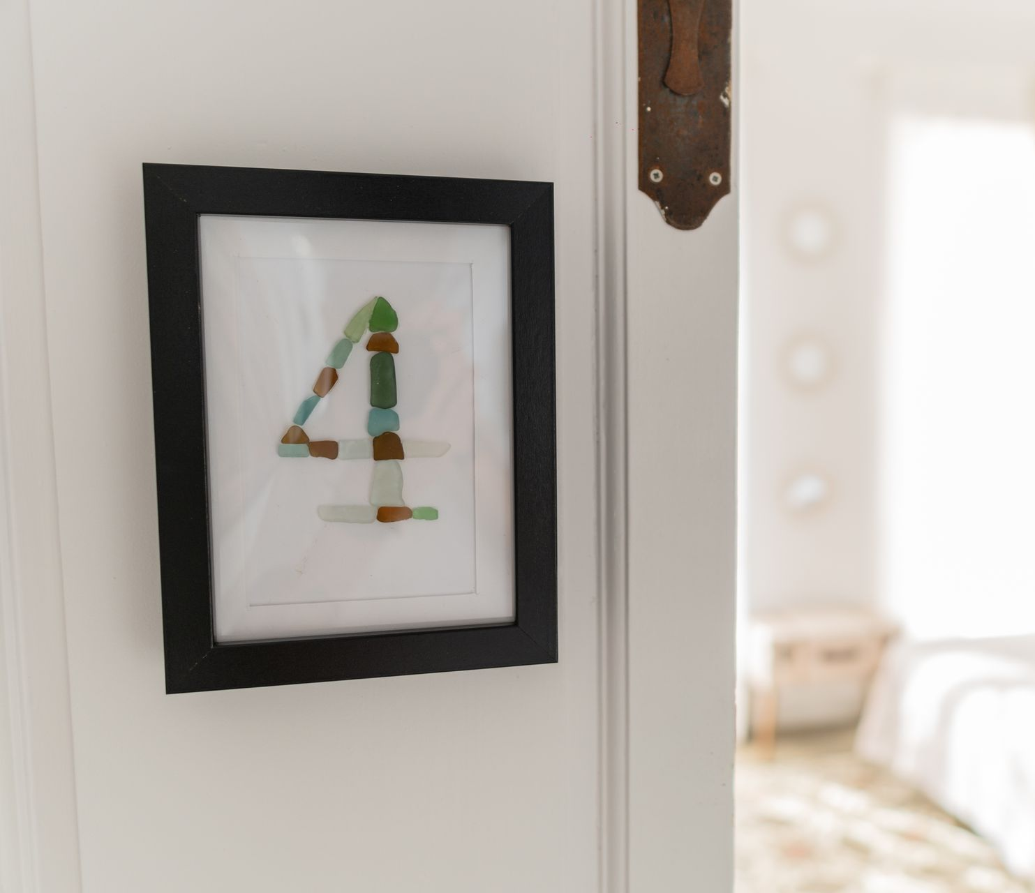 Obra de arte con marco negro con el número 