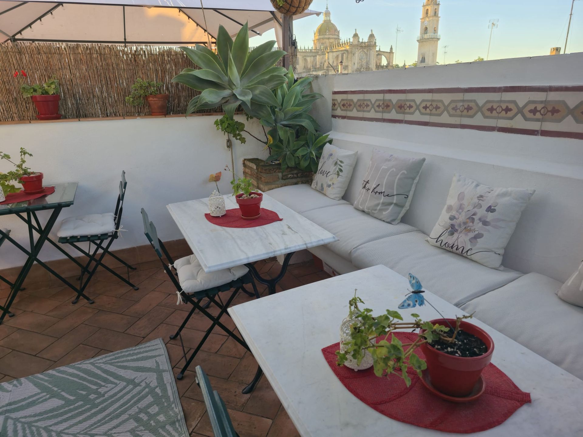 Terraza con vistas a la catedral donde servimos desayuno si el tiempo lo permite. Luz y tranquilidad al atardecer para relajarse.