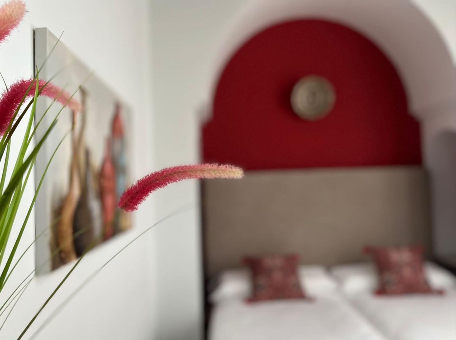 Primer plano de una planta rosa con escena de dormitorio borrosa