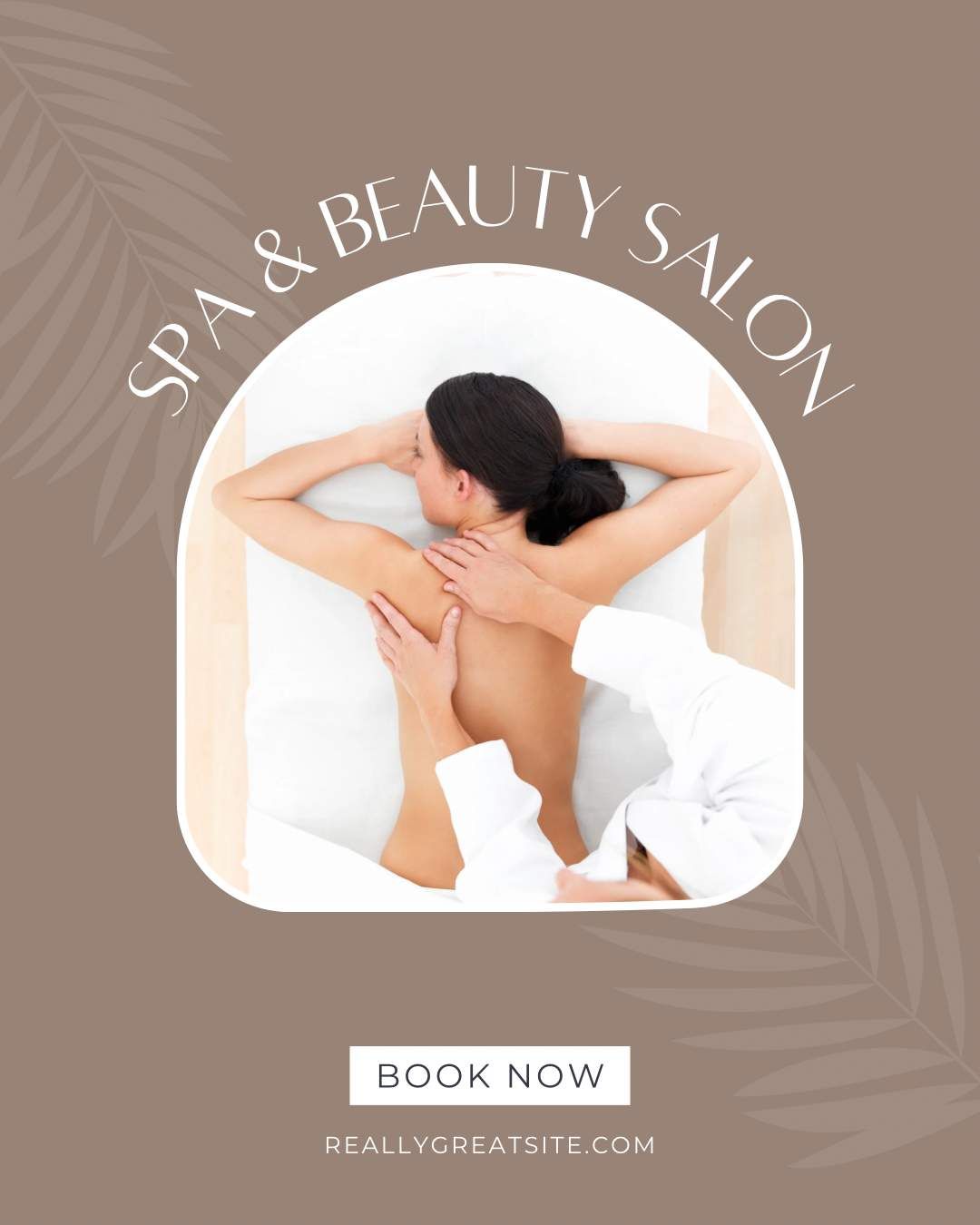 Spabehandeling, vrouw krijgt een massage. Handen op haar rug, liggend. Tekst 