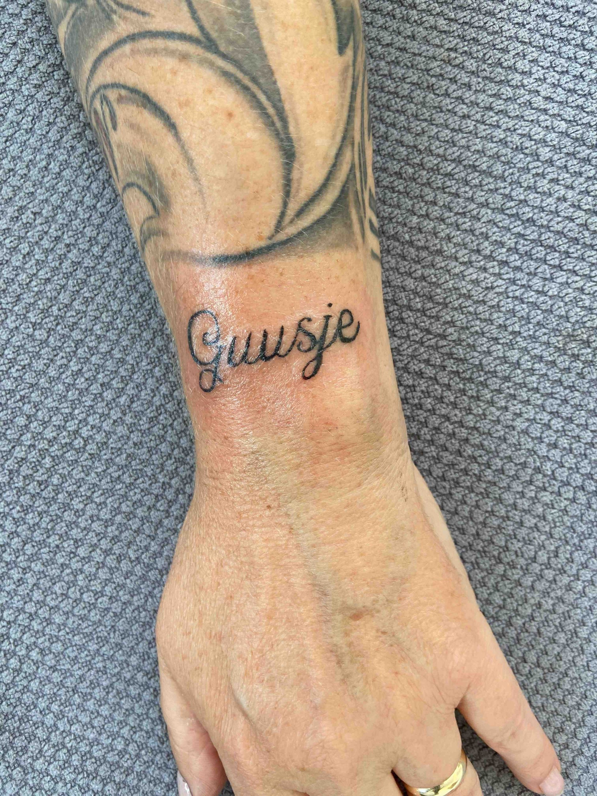 Receptiegedeelte met een zwarte balie, computer en producten uitgestald op schappen.