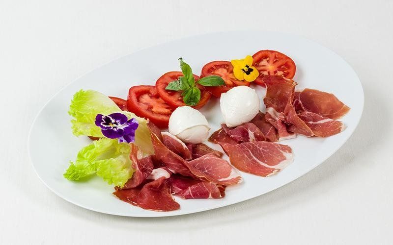 prosciutto crudo, mozzarella e pomodoro