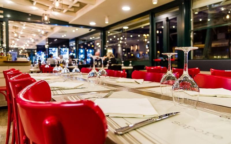 tavolo con sedie rosse