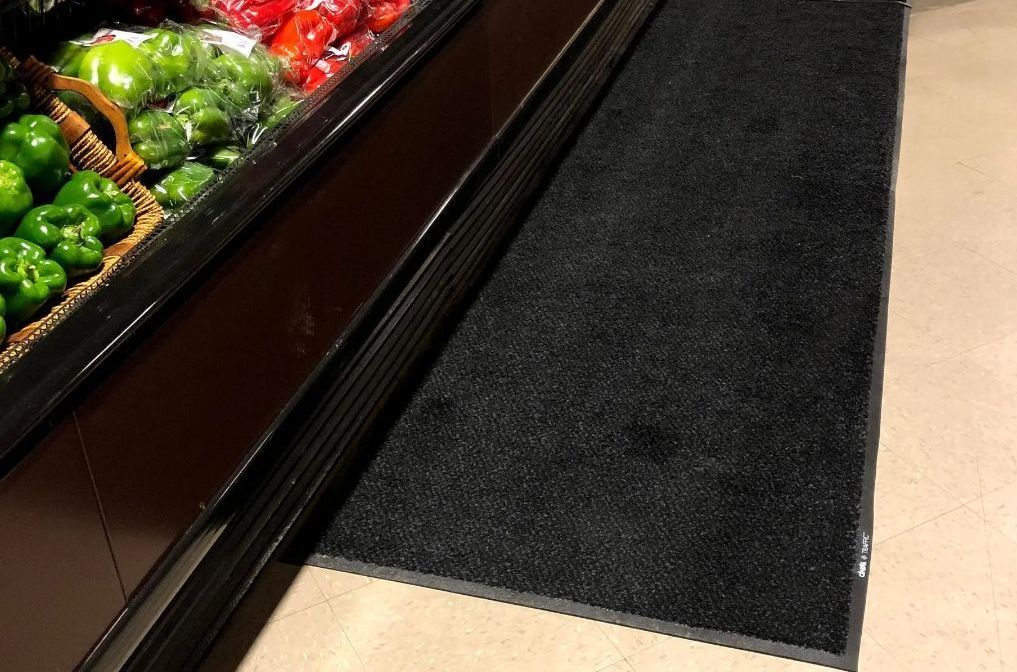 le sol devant un étalage de fruits et légumes d'une épicerie après l'entretien ménager commercial de Push Push Propreté