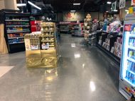 L'intérieur d'une épicerie avec beaucoup d'étagères et de glacières