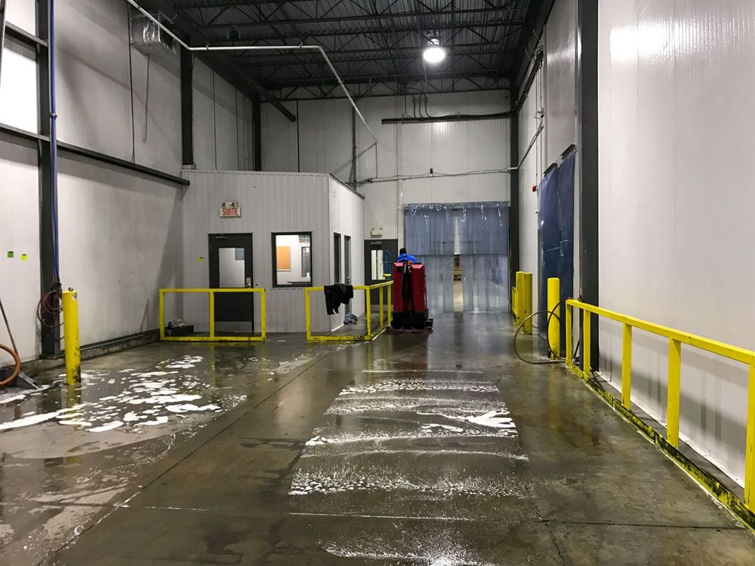 Service durant l'entretien ménager industriel et commercial de Push Push Propreté, lavage des planchers avec machine
