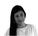 Une femme aux cheveux longs sourit sur une photo en noir et blanc. client chez push push propreté