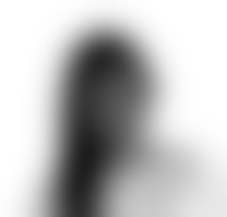 Une femme aux cheveux longs sourit sur une photo en noir et blanc.  client chez push push propreté 