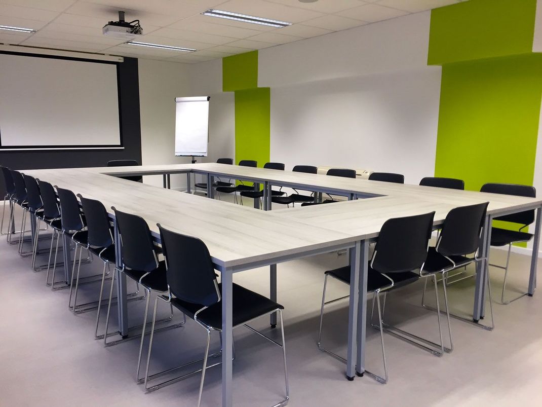 Une salle de conférence propre après l'entretien ménager commercial de Push Push Propreté