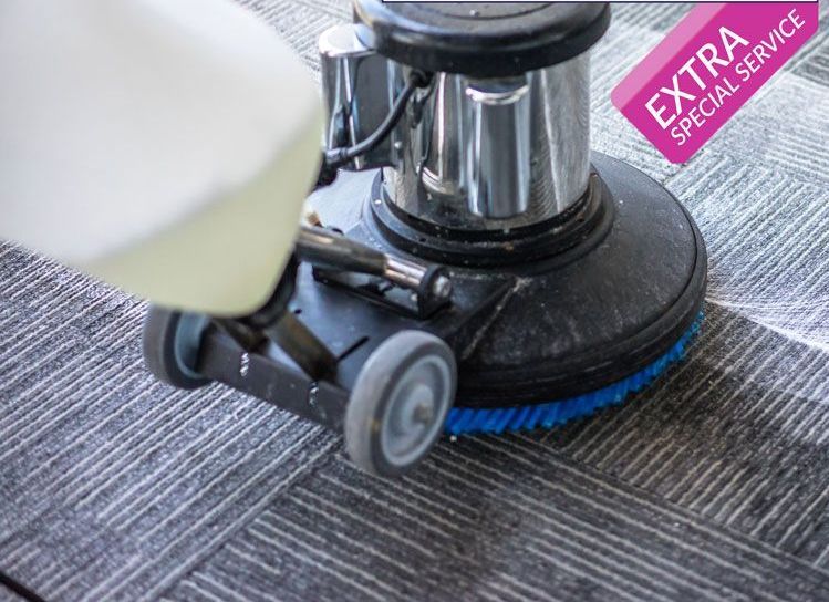 Une personne utilise une machine pour nettoyer un tapis chez Push Push Propreté