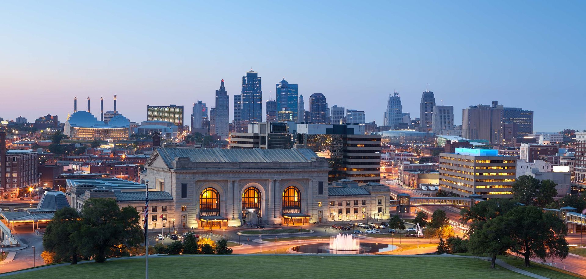 A city skyline with a large building in the foreground