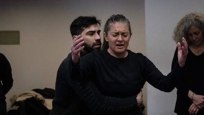 Un hombre y una mujer están parados uno al lado del otro en una habitación.