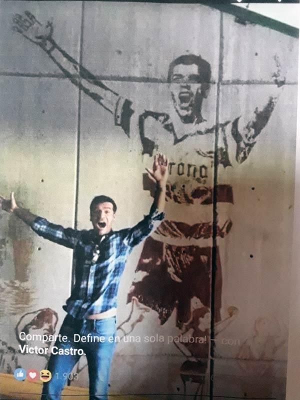 Un hombre se encuentra frente a un cuadro de Antonio Castro.