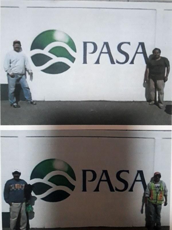 Dos hombres parados frente a una pared que dice pasa