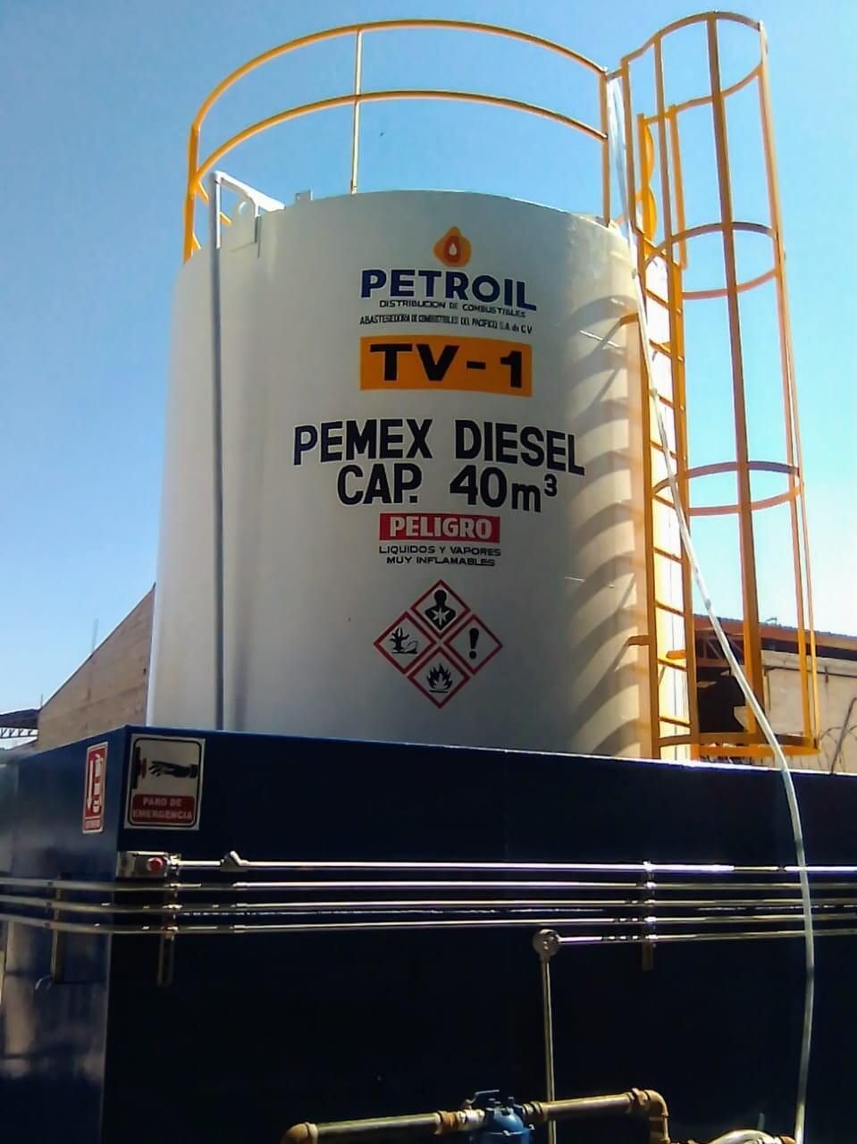 Un gran tanque blanco que dice gasolina.