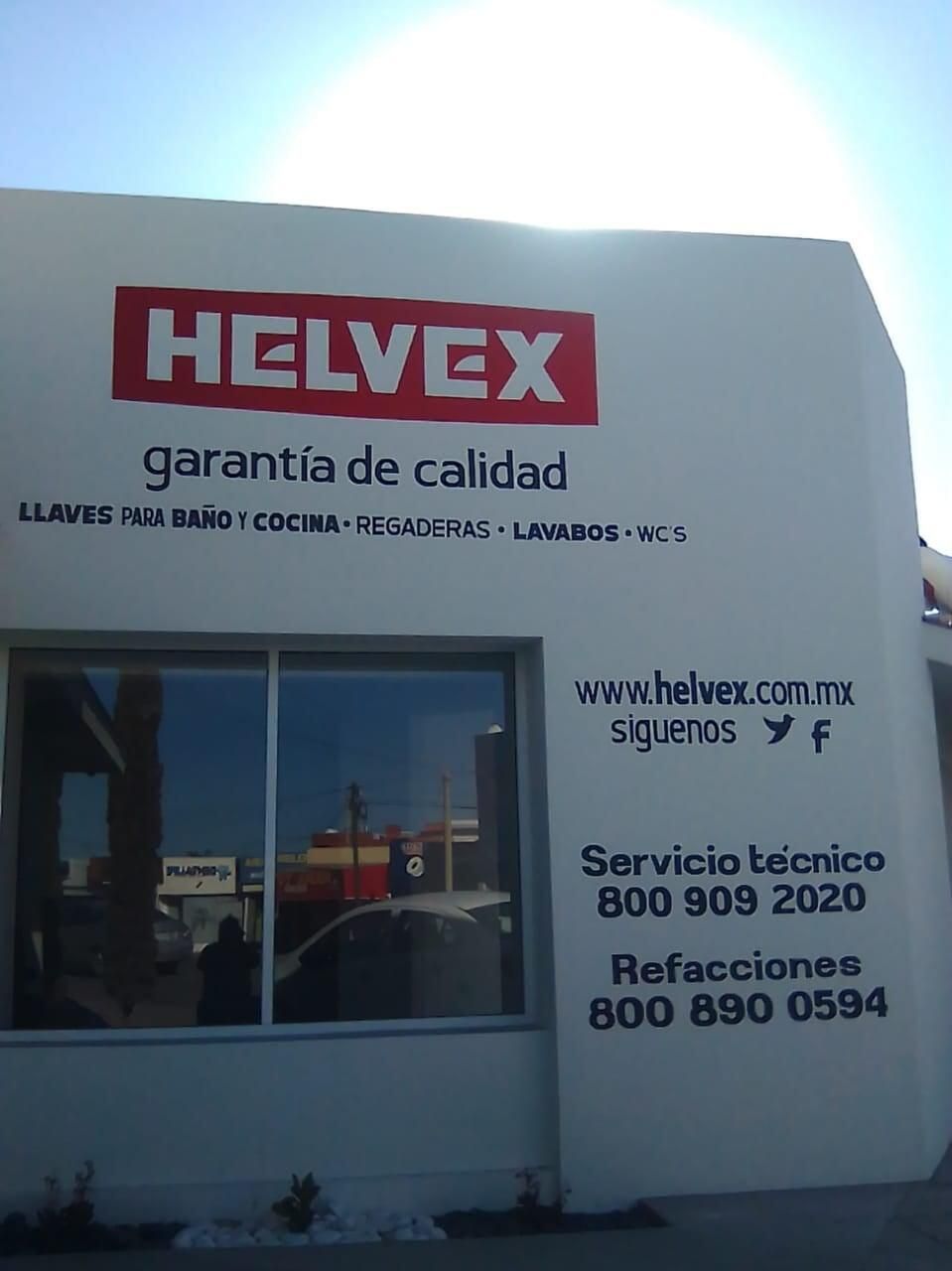 Un edificio blanco con la palabra Helvex en él.