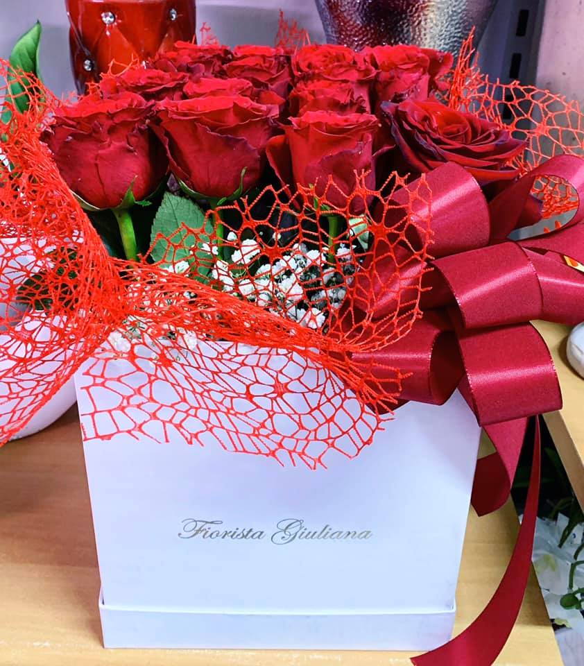 Gift envelope with red roses