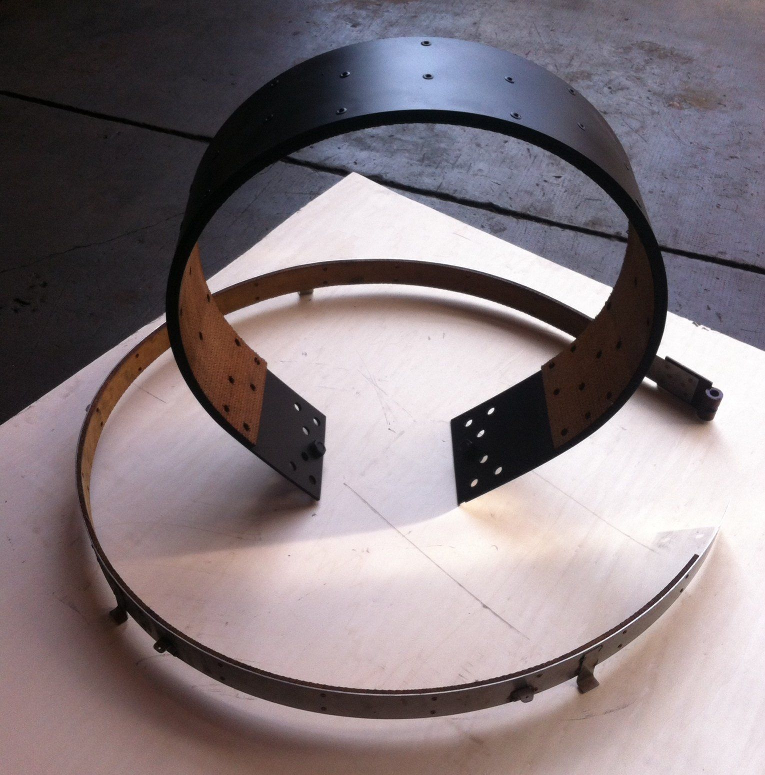 due componenti circolari per freni industriali