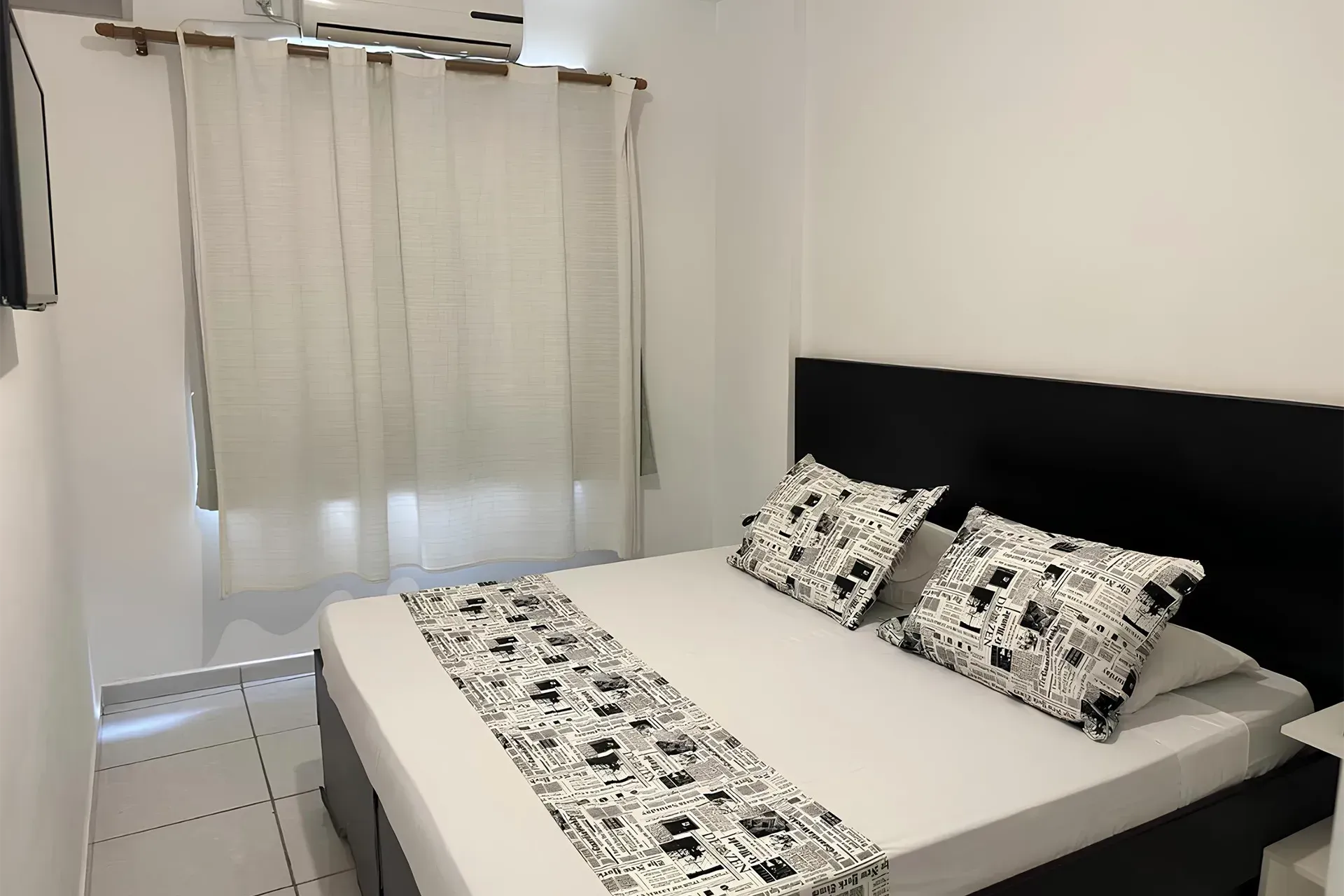 Um grande edifício com uma piscina em frente