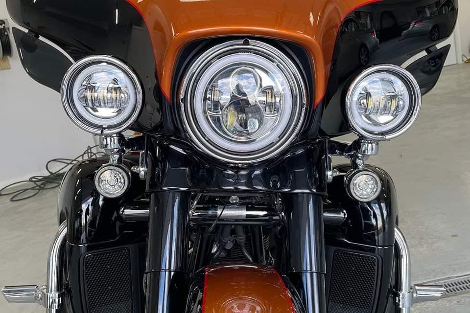 A close up of the front of a harley davidson motorcycle.