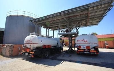 Autocisterne parcheggiate