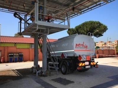 Autocisterna in rifornimento
