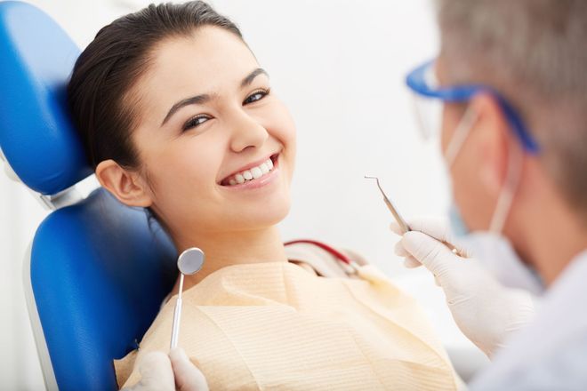 dentista controlla denti bambino