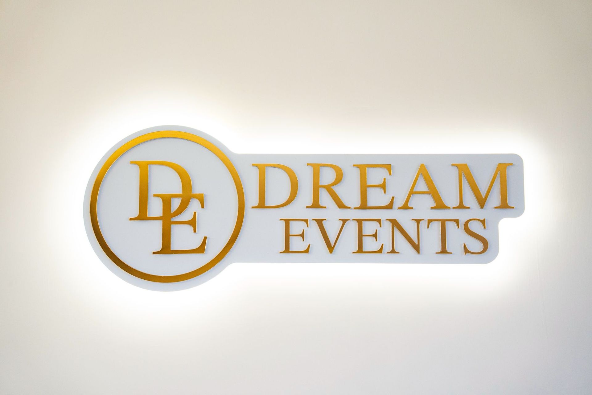 Una festa per la rivelazione del sesso del bambino, con insegne luminose 