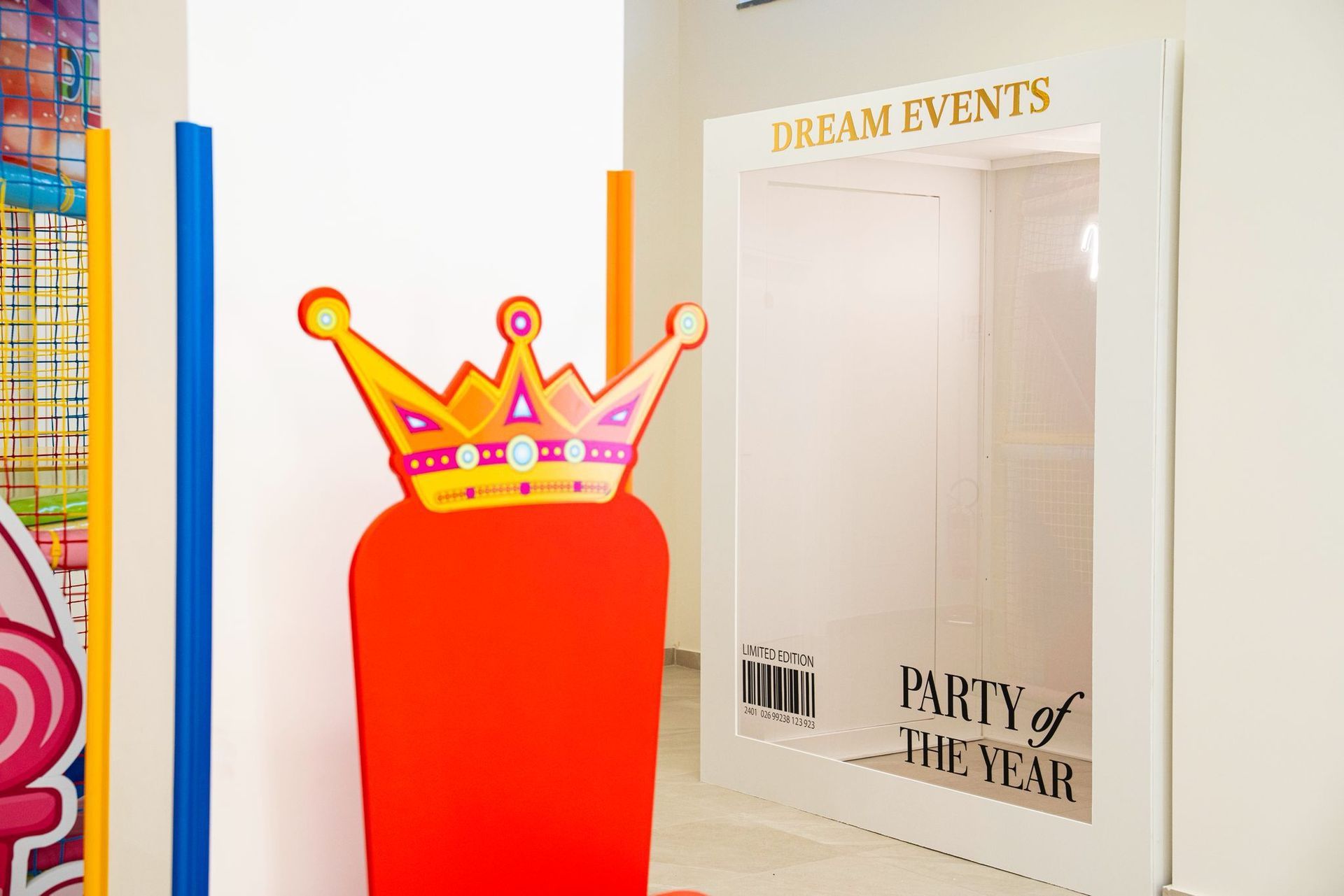 Un allestimento con grandi lettere illuminate che compongono la parola 