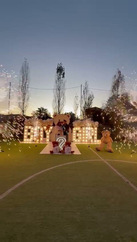 Una scritta luminosa bianca 