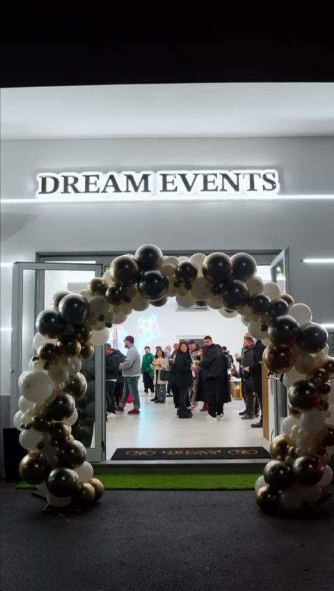 Ghirlanda di palloncini blu e beige, orsacchiotti, composizioni floreali e una grande lettera 