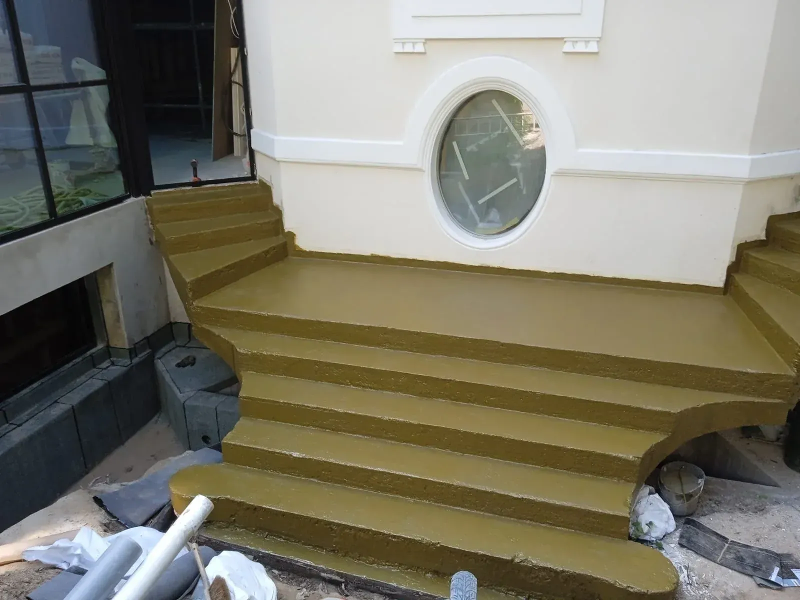 Chantier – Résine sur escaliers + étanchéité sous voiles enterrés