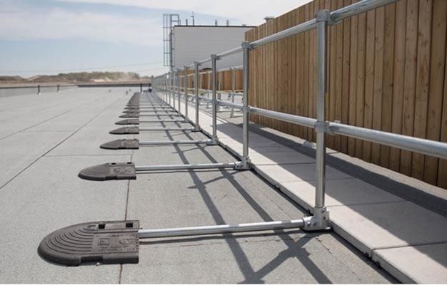 Sécurisation des accès, nettoyage, corrections de pentes localisées, protection du support.