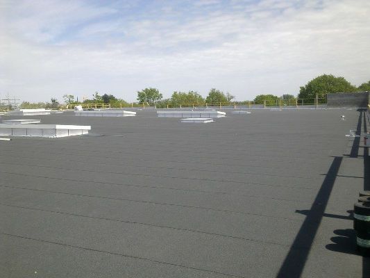 Bicouche bitume ou résine polyuréthane (SEL) selon usage. Renforts aux points singuliers. Protections lourdes si besoin.