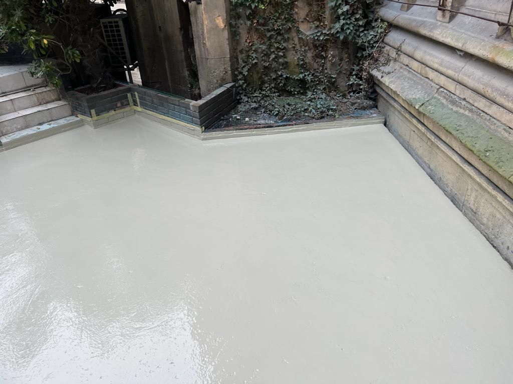 Préparation d’étanchéité résine sur terrasse à Paris