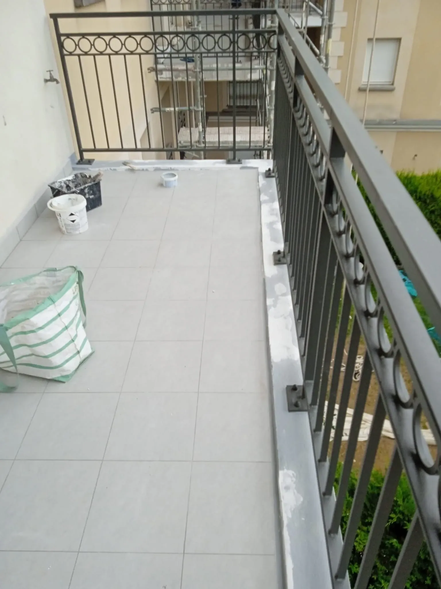 Écoulements rétablis, relevés et seuils sécurisés, surfaces planes et démontables.