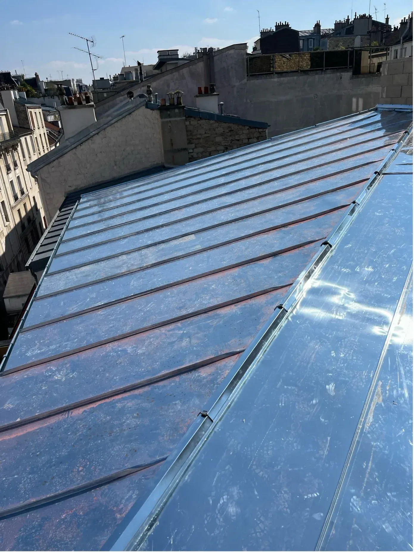 Bande de séparation ajourée, protection tête de relevés, couvertines zinc périphériques