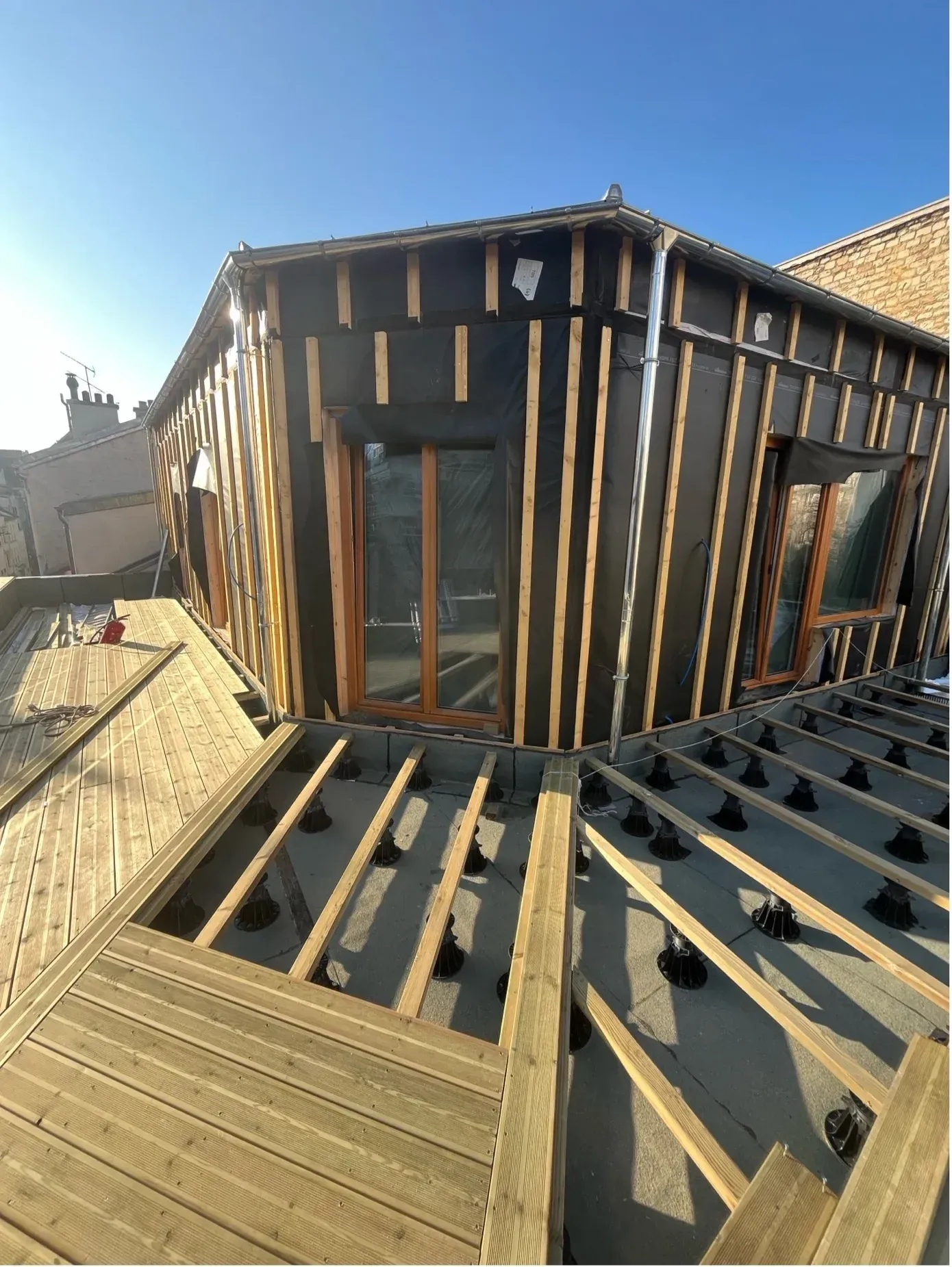 Chantier – Couverture zinc + terrasses (bois / végétalisée) – Paris 14e (7 rue des Suisses)