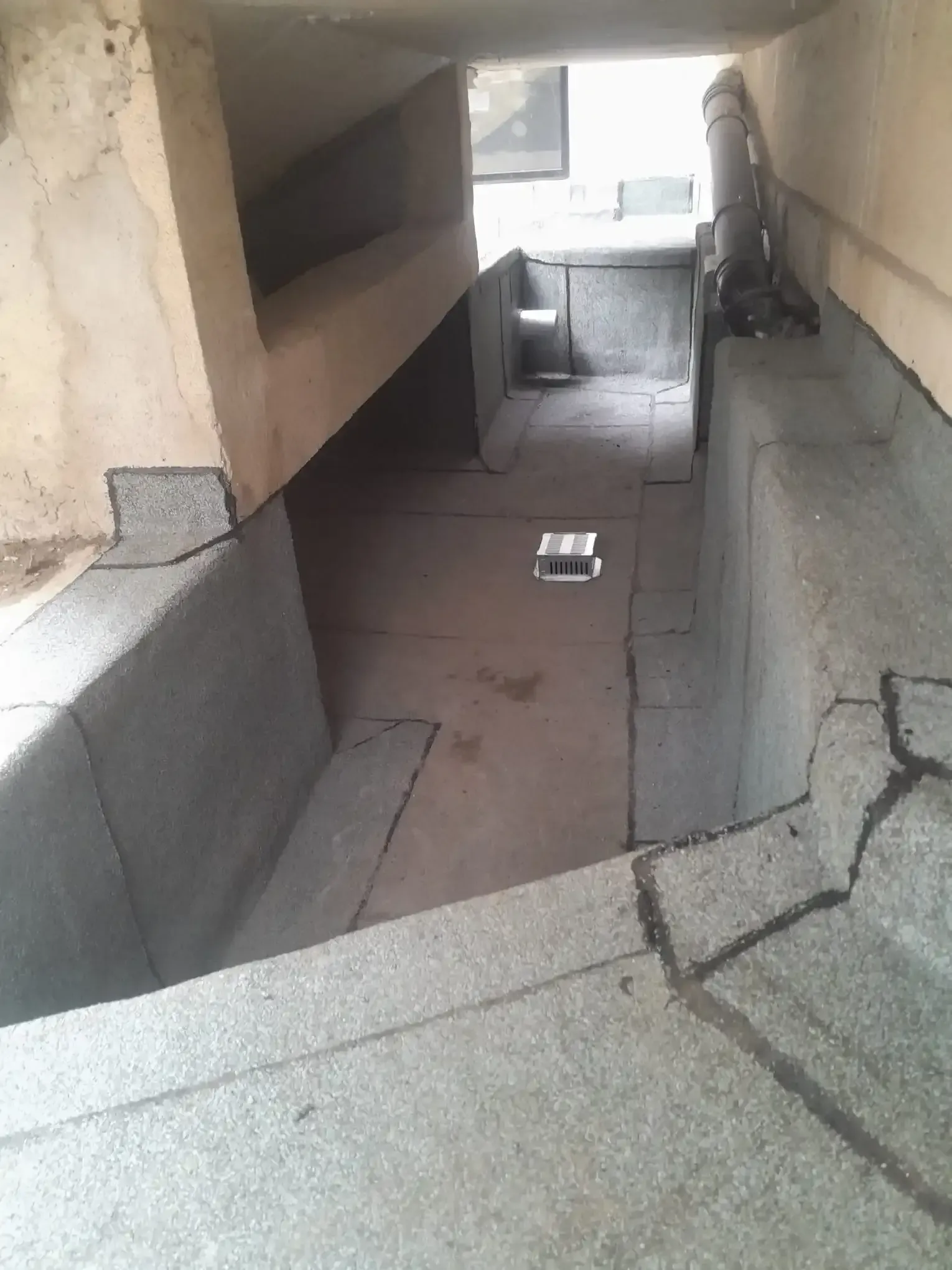 paris-17_caisson_metal_habillage-bitumineux_pendant_02